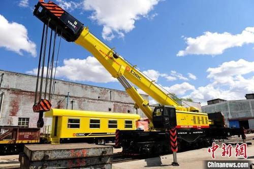 由该公司研制的2台出口尼日利亚130t铁路起重机及配套吊臂平车在天津
